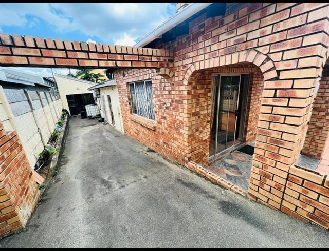 4 BEDROOM HOUSE FOR SALE IN NEWLANDS WEST